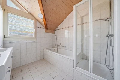 Bagno; pavimento in piastrelle, luce naturale