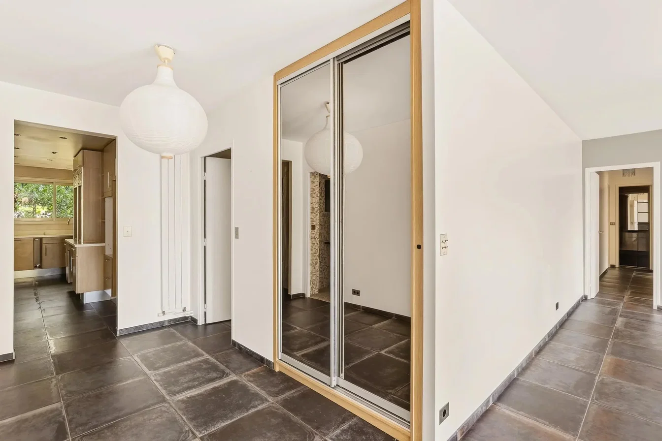 Wohnzimmer; fliesenboden, tageslicht