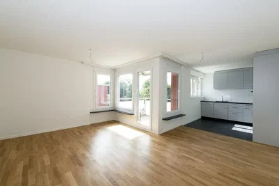 Wohnzimmer; holzboden, tageslicht