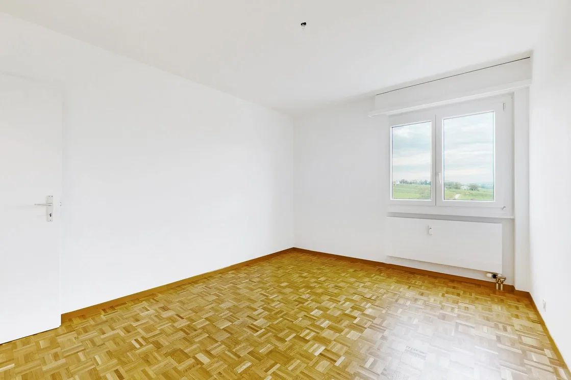 Ostale; drveni pod, prirodna svjetlost, potrebna renovacija