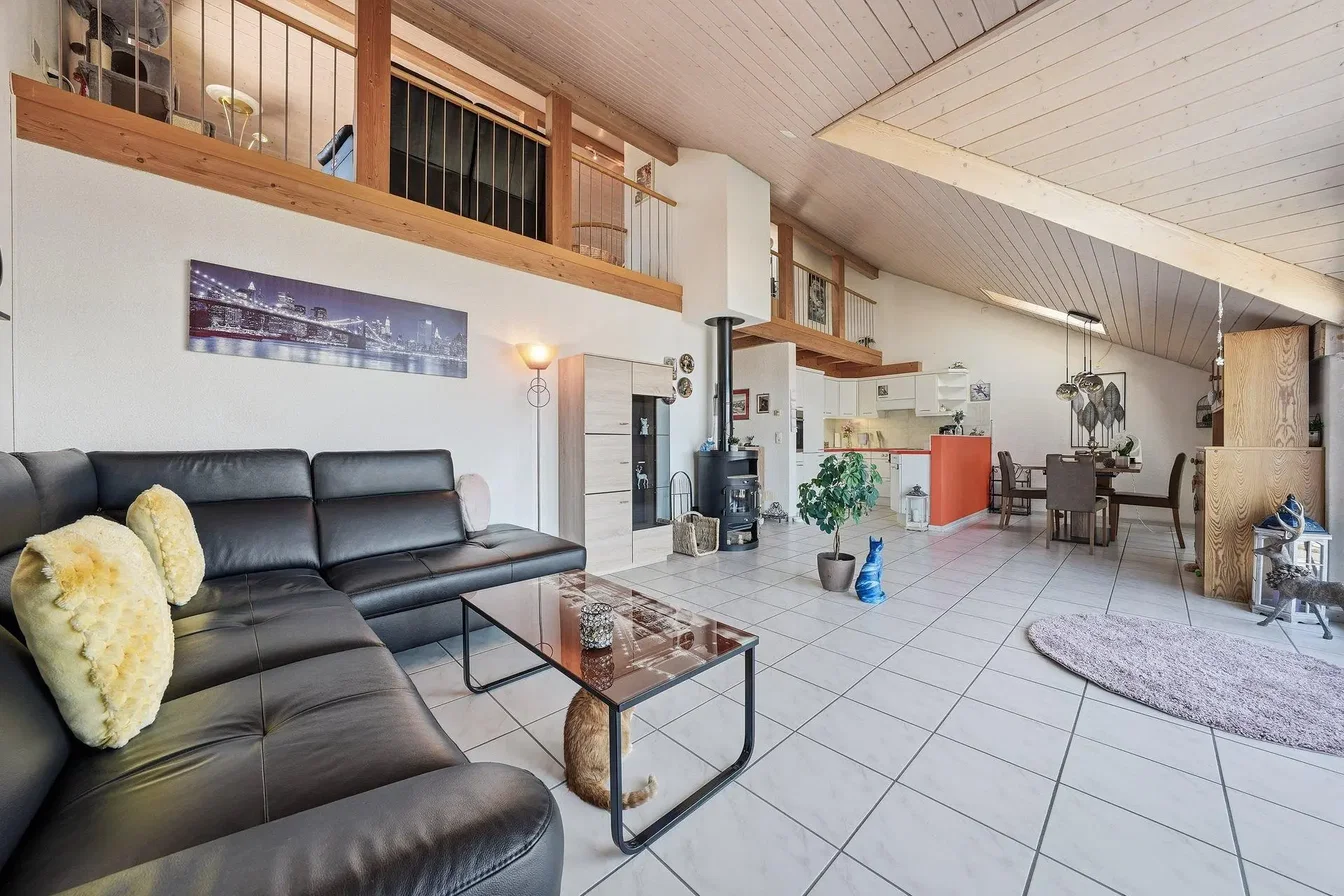 Wohnzimmer; fliesenboden, hohe decken, kamin, tageslicht