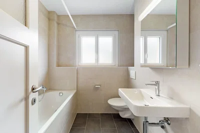 Badezimmer; fliesenboden, renoviert, tageslicht