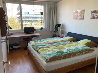 Schlafzimmer; holzboden, tageslicht
