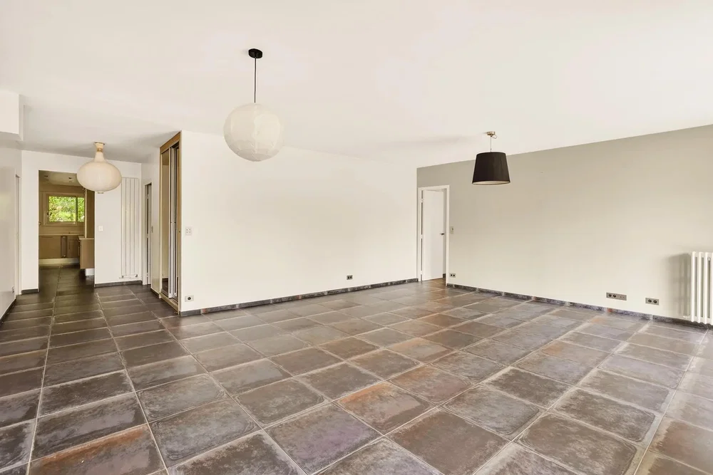 Wohnzimmer; fliesenboden, tageslicht