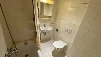 Baño; suelo de baldosas, necesita renovación