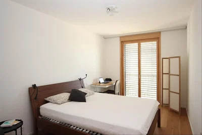 Schlafzimmer; tageslicht, holzboden