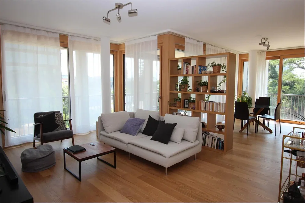 Wohnzimmer; holzboden, tageslicht, moderner stil
