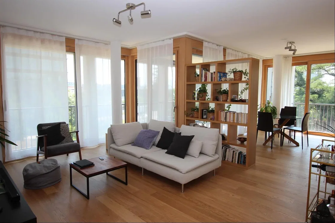 Wohnzimmer; holzboden, tageslicht, moderner stil