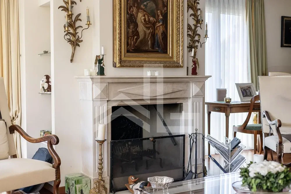 Salón; chimenea, estilo rústico, luz natural