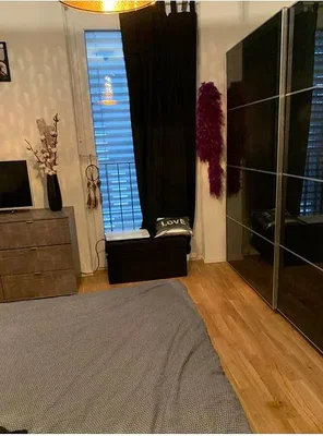 Schlafzimmer; holzboden, tageslicht