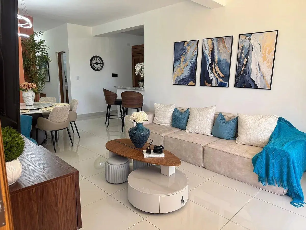 Soggiorno; luce naturale, stile moderno, pavimento in piastrelle