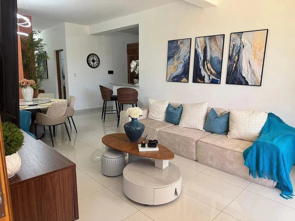 Soggiorno; luce naturale, stile moderno, pavimento in piastrelle