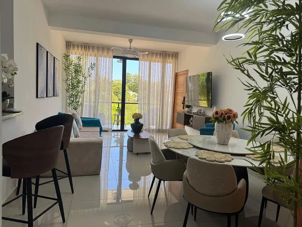 Soggiorno; pavimento in piastrelle, luce naturale, stile moderno