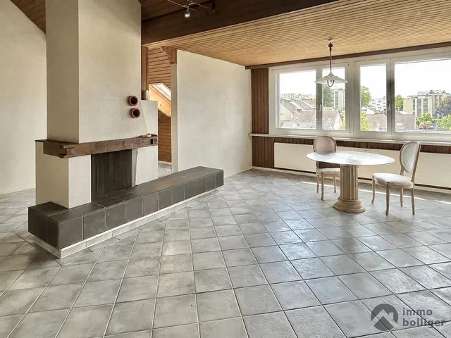 Wohnzimmer; kamin, fliesenboden, tageslicht, rustikaler stil