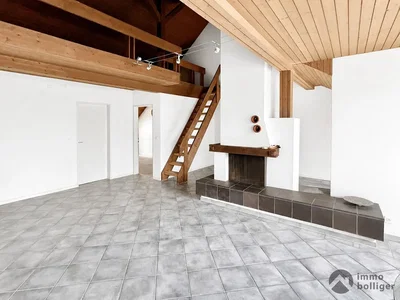 Wohnzimmer; fliesenboden, holzbalken, kamin, tageslicht