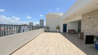 Balkon; výhled, dlažba, přirozené světlo
