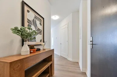 Guardaroba; luce naturale, stile moderno, pavimento in legno