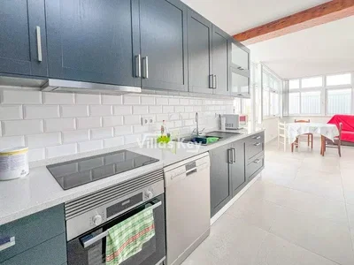 Cuisine; électroménager, carrelage, lumière naturelle