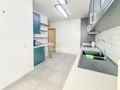 Cuisine; électroménager, carrelage, lumière naturelle, style moderne