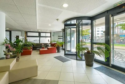 Salón; luz natural, suelo de baldosas