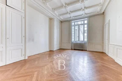 Chamber; wood floor, high ceiling, natural light