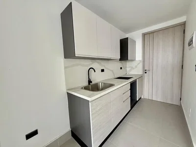 Cucina; elettrodomestici, pavimento in piastrelle, necessita ristrutturazione