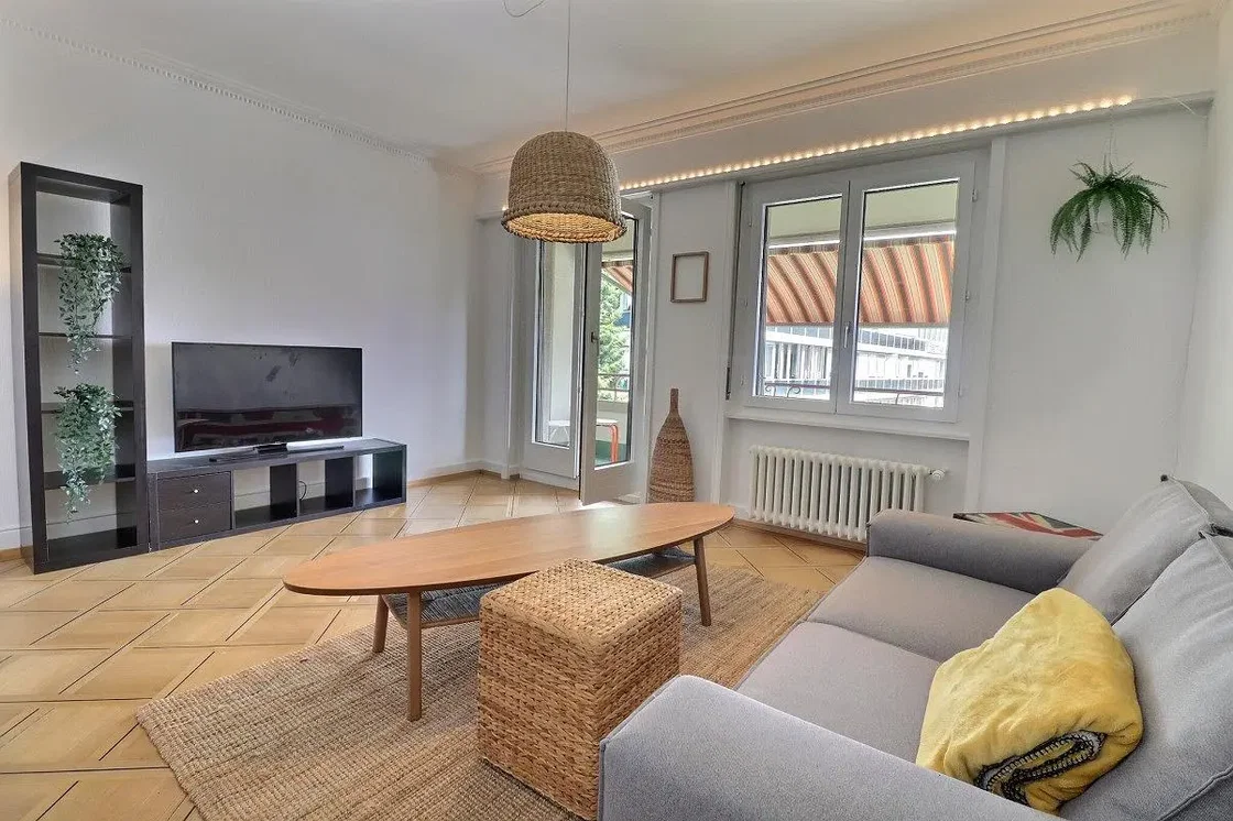 Wohnzimmer; fliesenboden, tageslicht