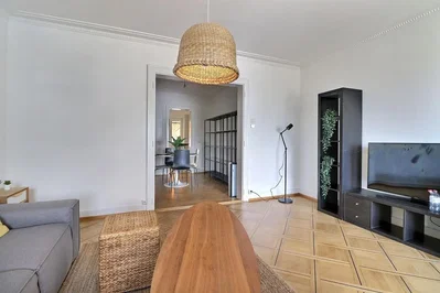 Wohnzimmer; fliesenboden, tageslicht
