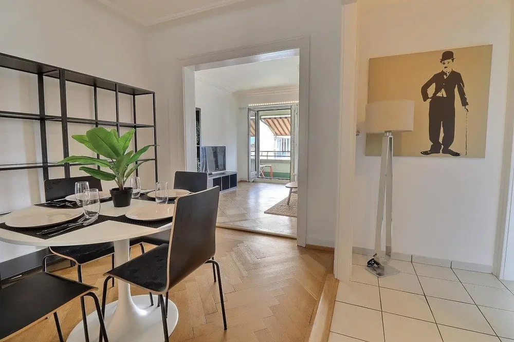 Wohnzimmer; tageslicht, holzboden, moderner stil