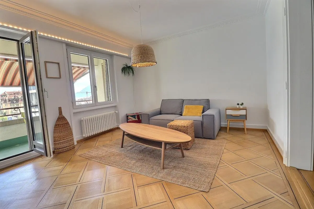 Wohnzimmer; tageslicht, fliesenboden, moderner stil
