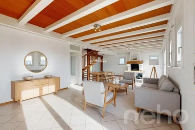 Wohnzimmer; holzbalken, fliesenboden, tageslicht, kamin, moderner stil