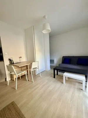Wohnzimmer; holzboden, tageslicht