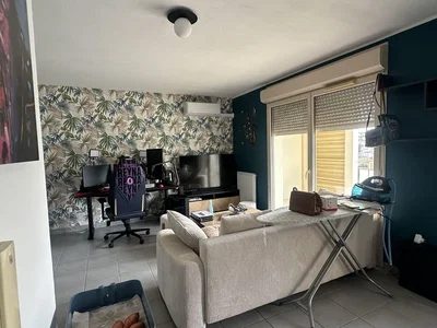 Wohnzimmer; fliesenboden, tageslicht