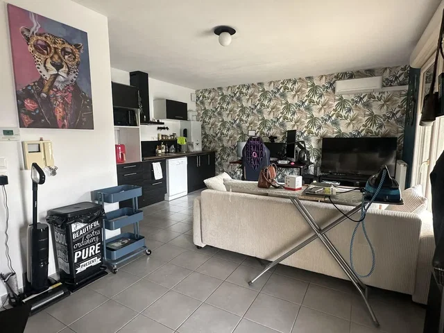 Wohnzimmer; fliesenboden, tageslicht, rustikaler stil