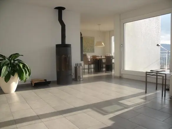 Wohnzimmer; tageslicht, fliesenboden, kamin