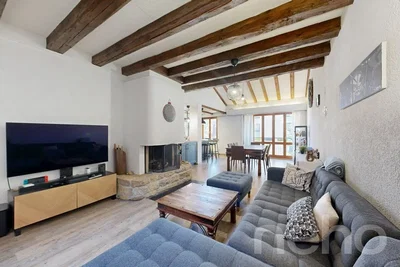 Wohnzimmer; holzbalken, kamin, holzboden, tageslicht, rustikaler stil