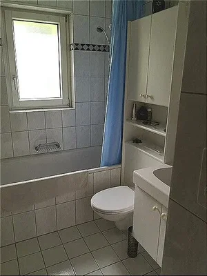 Badezimmer; fliesenboden, tageslicht