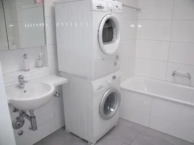 Badezimmer; fliesenboden, tageslicht
