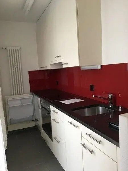 Küche; küchengeräte, fliesenboden, renovierungsbedürftig