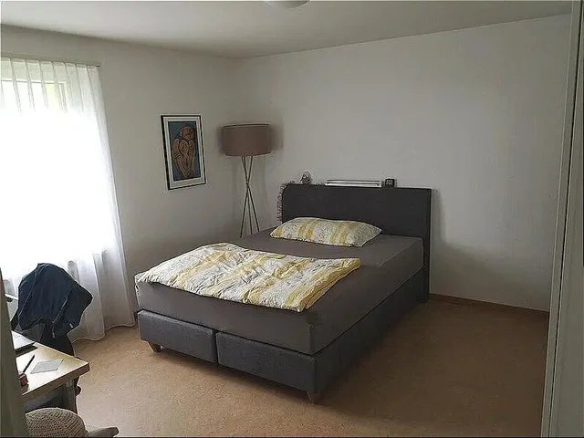 Schlafzimmer; tageslicht, renovierungsbedürftig
