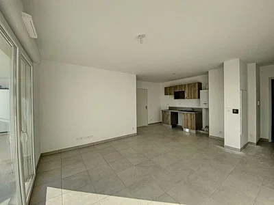 Wohnzimmer; fliesenboden, tageslicht, renovierungsbedürftig