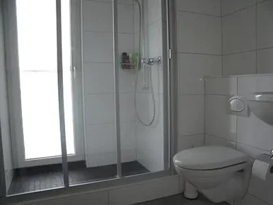 Toilette; fliesenboden, tageslicht