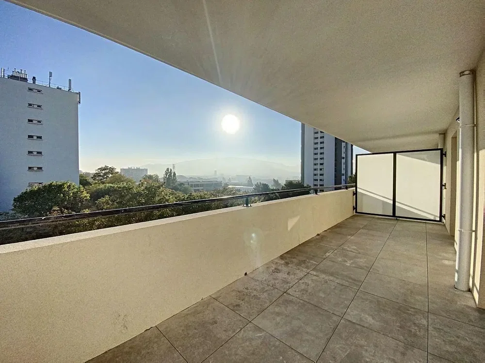 Balkon; fliesenboden, blick, tageslicht