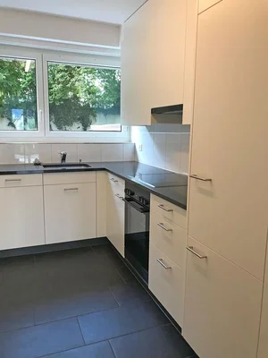 Küche; küchengeräte, fliesenboden, tageslicht