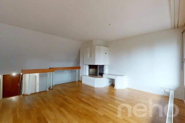 Dnevna soba; drveni pod, kamin, prirodno svjetlo