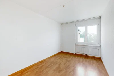 Schlafzimmer; holzboden, tageslicht