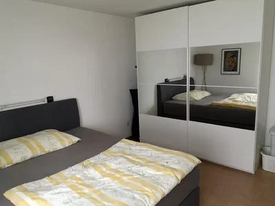 Schlafzimmer; tageslicht, holzboden