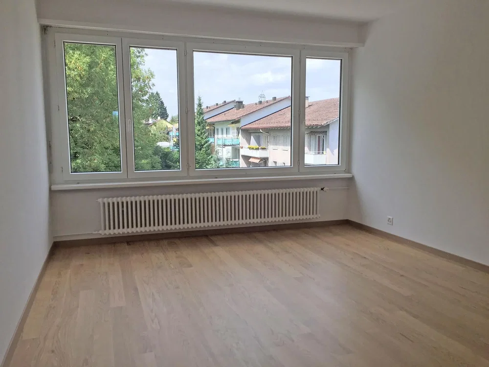 Sonstiges; holzboden, tageslicht, renovierungsbedürftig