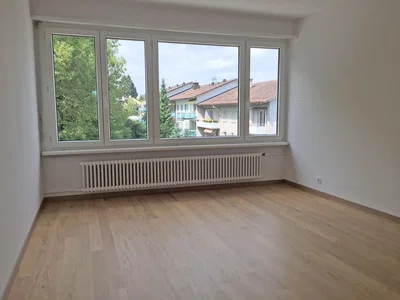 Sonstiges; holzboden, tageslicht, renovierungsbedürftig