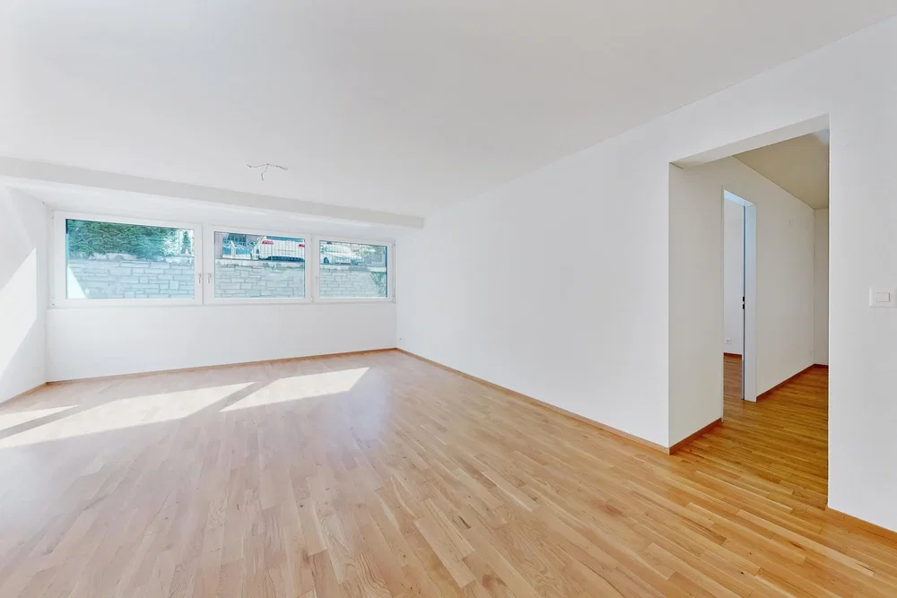 Wohnzimmer; holzboden, tageslicht